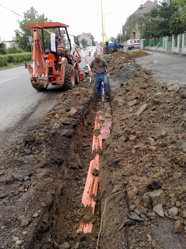 Nejdelší překop stavby před trafostanicí na přejezdem.