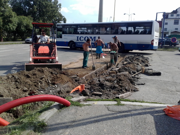 Řidiči autobusů předvedli svůj um a všichni se vešli...