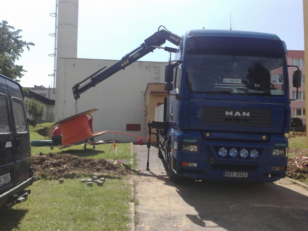 V pondělí nás při pokládce hodně potrápil dřevěný buben, kterému se rozpadlo jádro, ale i s tím se s lehkou improvizací dá poradit.