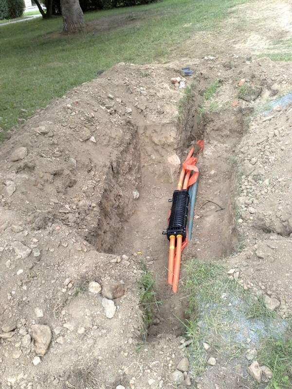 I hlavní trasa směrem ke kolejím je již spojena.