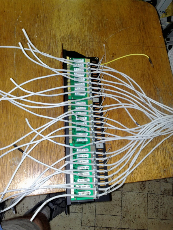 Připravený patch panel. Třídit kabely bylo úmorné, ale jinak to nejde.