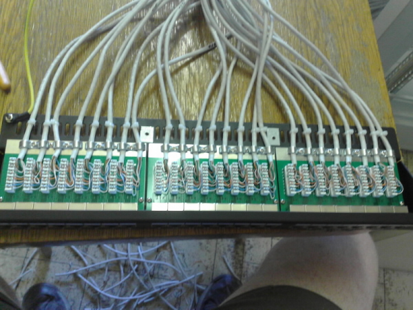 Osazený patch panel - jeden z mnoha.