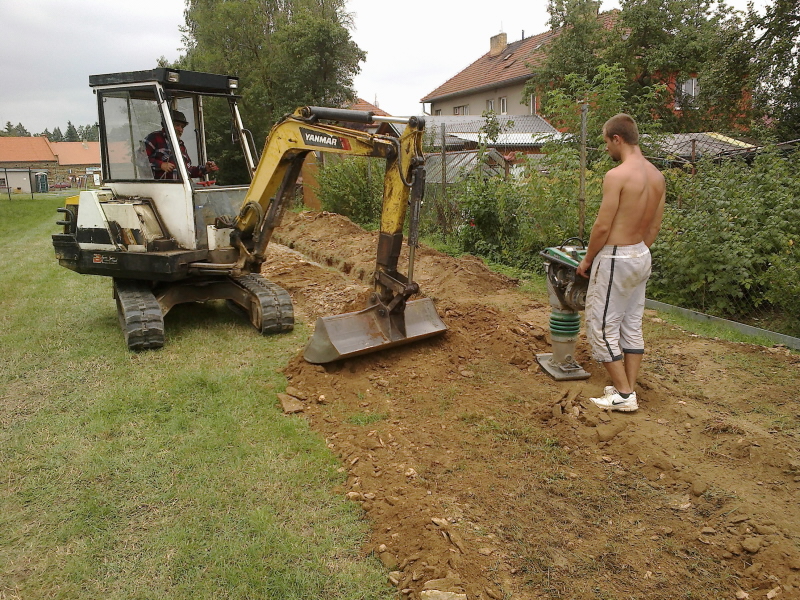 Zahrnout a řádně uhutnit.