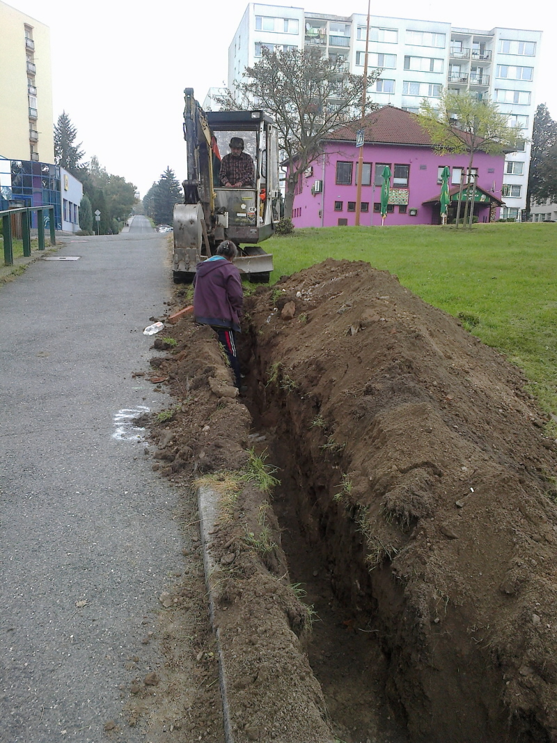 Kopeme a kopeme stále dále.