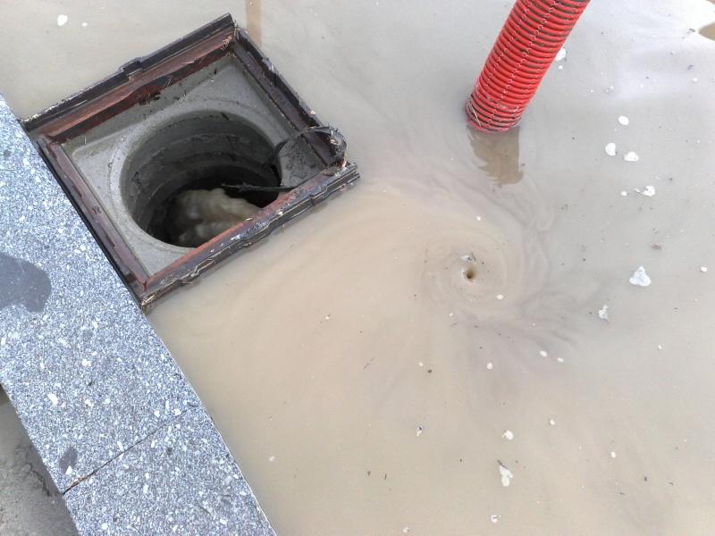 Jak dlouho asi to "jezero" bude takovou trubičkou odtékat?